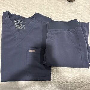 Figs Scrub Set - front pocket top and cargo pants